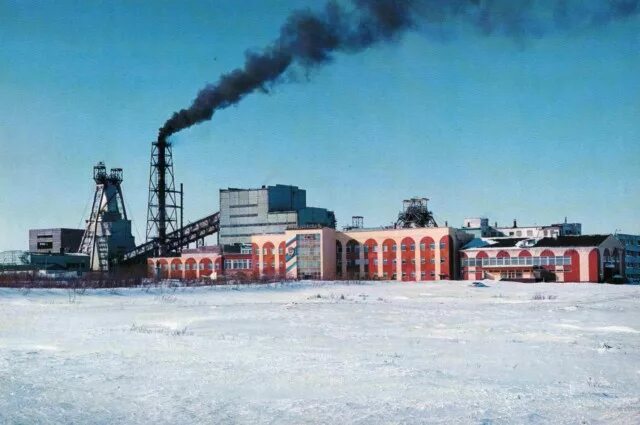 Фото воркута воргашорская шахта. Воргашорская шахта воркута. Воркутауголь шахта воркутинская. Шахта воргашорская вагонотолкатель. Фото воркута воргашорская шахта.