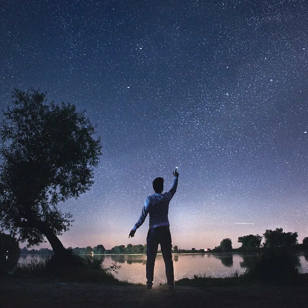 Жизнь далеких звезд. Человек тянется к звездам. парень и звездное небо. мальчик и звездное небо. мужчина тянется к звезде.