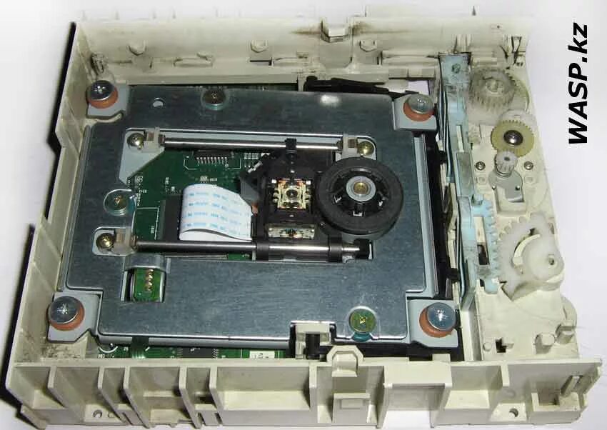 Разборка дисковода. Ide-привода cd-rom, демонтирован привод сd-rom. Двд филипс привод разобран. Sony playstation 4 pro внутренности. Разобранный привод сд ром.