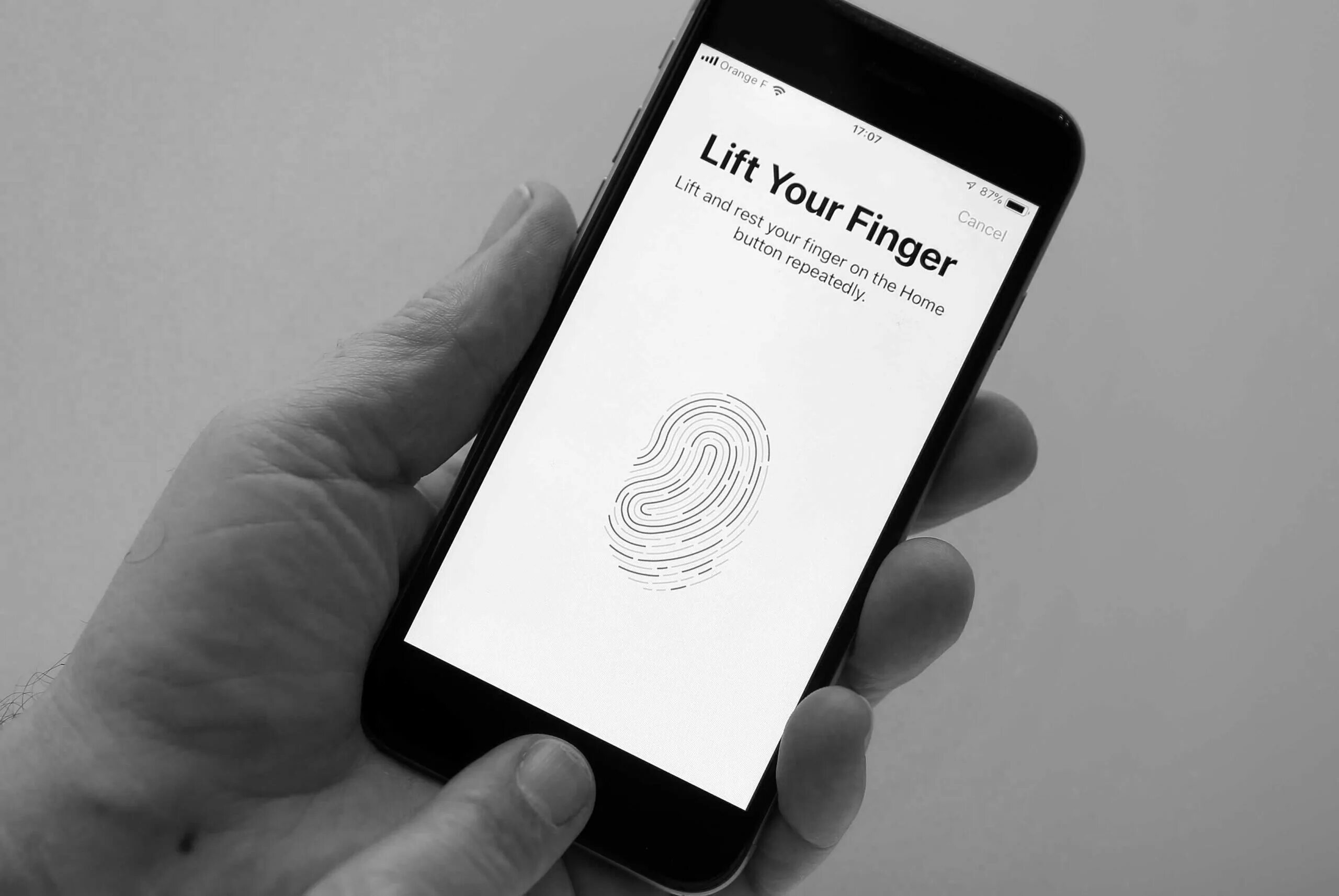 Есть ли отпечаток на айфоне. Iphone с отпечатком пальца. Сканер отпечатка пальца айфон. Айфон 8 с отпечатком. Apple Touch ID.