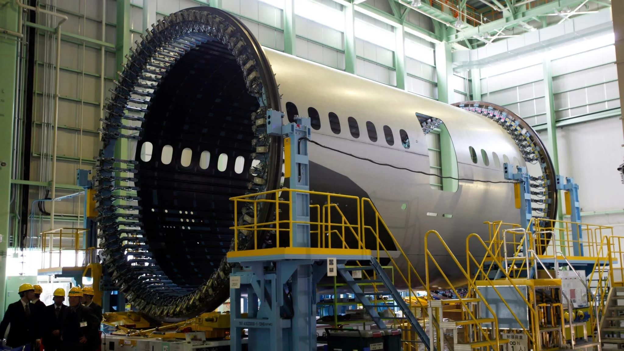 материалы в авиастроении. материалы в авиастроении. полимерные материалы в авиастроении. композитный фюзеляж самолета boeing 787. композитные материалы в авиации.