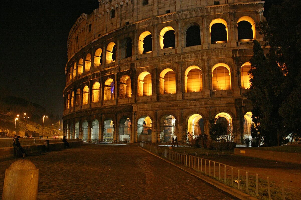 Колизей вк. Ночной Колизей Рим. Колизей в Испании. Вечерний Колизей в Риме. Колизей в Риме ночью.
