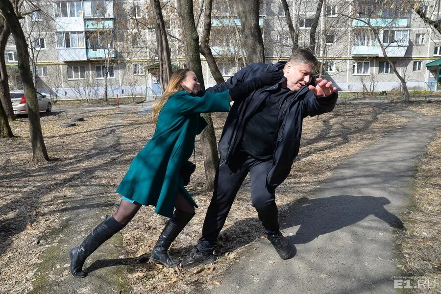 Нападение определенный. Самооборона для женщин. Девушка защищается.