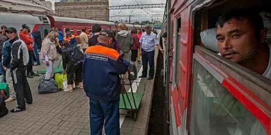 Мигранты на вокзале в Москве. Таджики на вокзале. Поезд с мигрантами. Трудовые мигранты на вокзале.