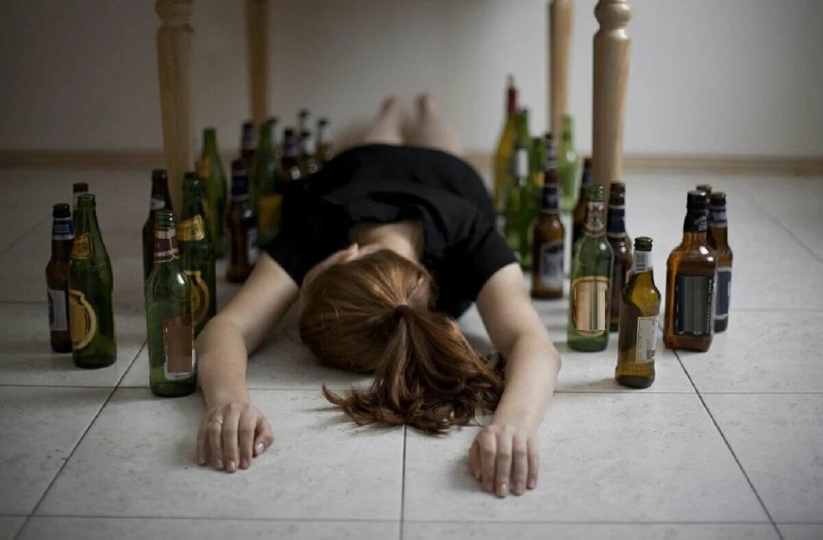 Подростки спят пьяные. Пьющие девушки. Алкогольная зависимость у женщин.