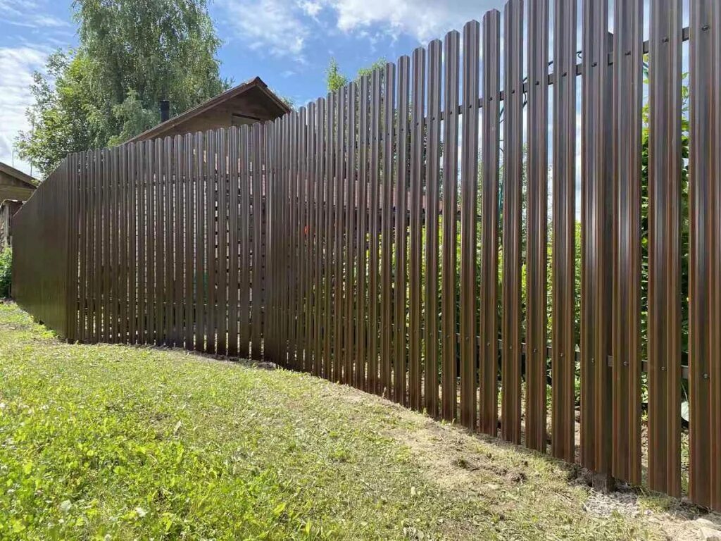 Штакетник металлический металлпрофиль. Забор 1м. Забор 1м. Забор из евроштакетника ral 3005. Заборы из профнастила фотогалерея.