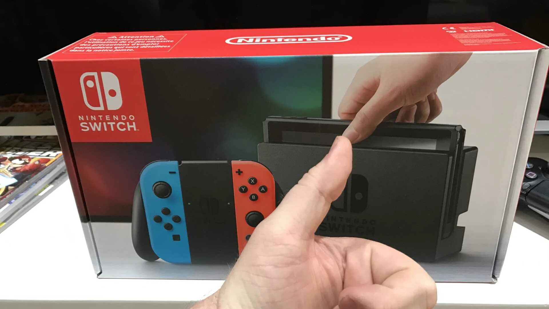 Nintendo switch us. Нинтендо свитч выключатель. Нинтендо свитч комплектация. Интерфейс Нинтендо свитч.