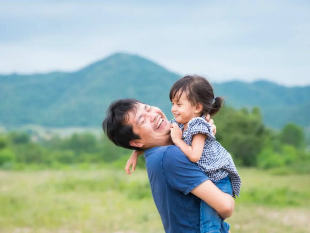 Папа азиат. Азиатский отец с женой. Мама черная папа азиат. Отец и дочь азиаты. Папа азиат.