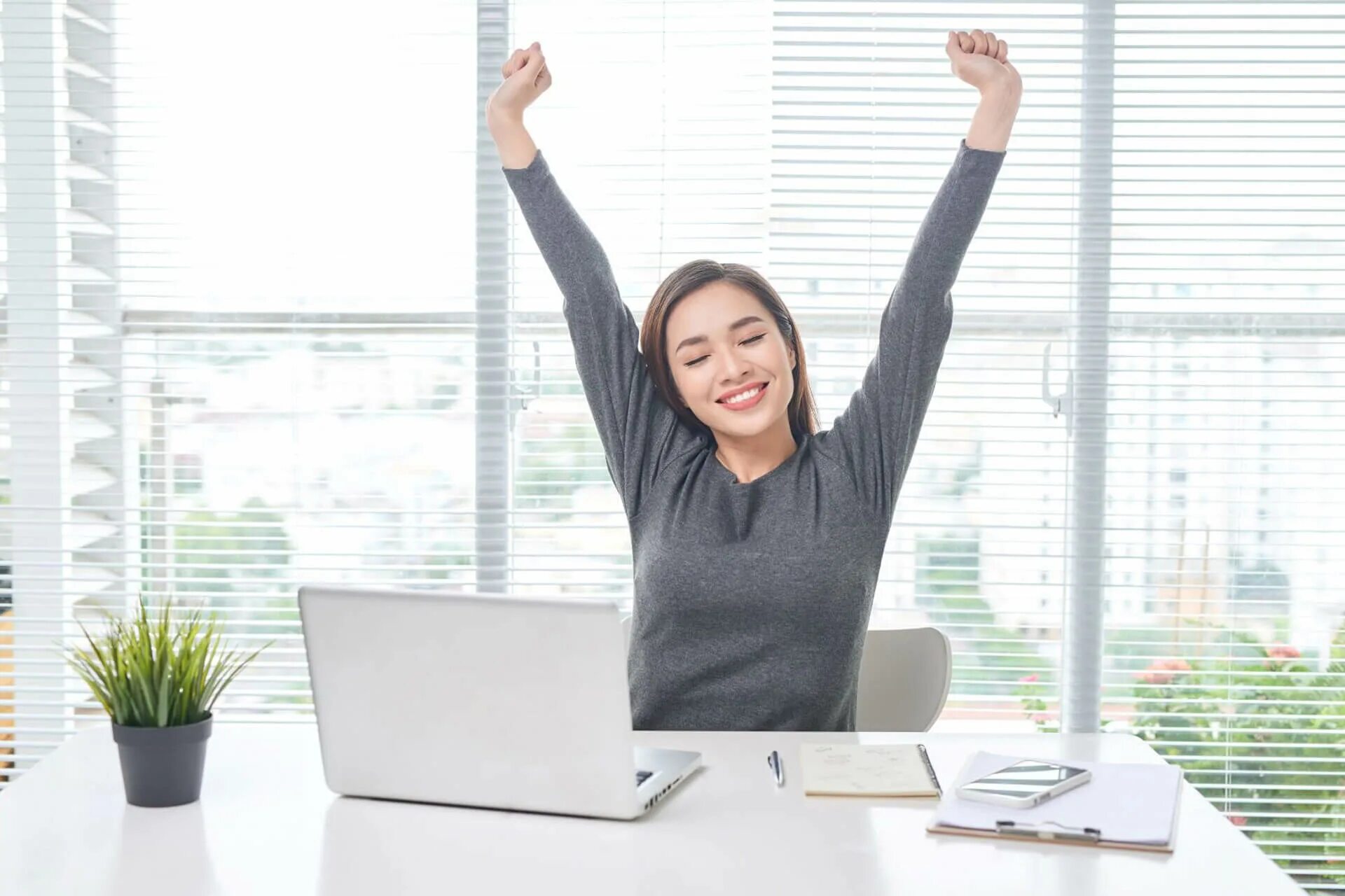 Finish working. Finish work. улыбающийся сотрудник не сток. break at work. to finish work.