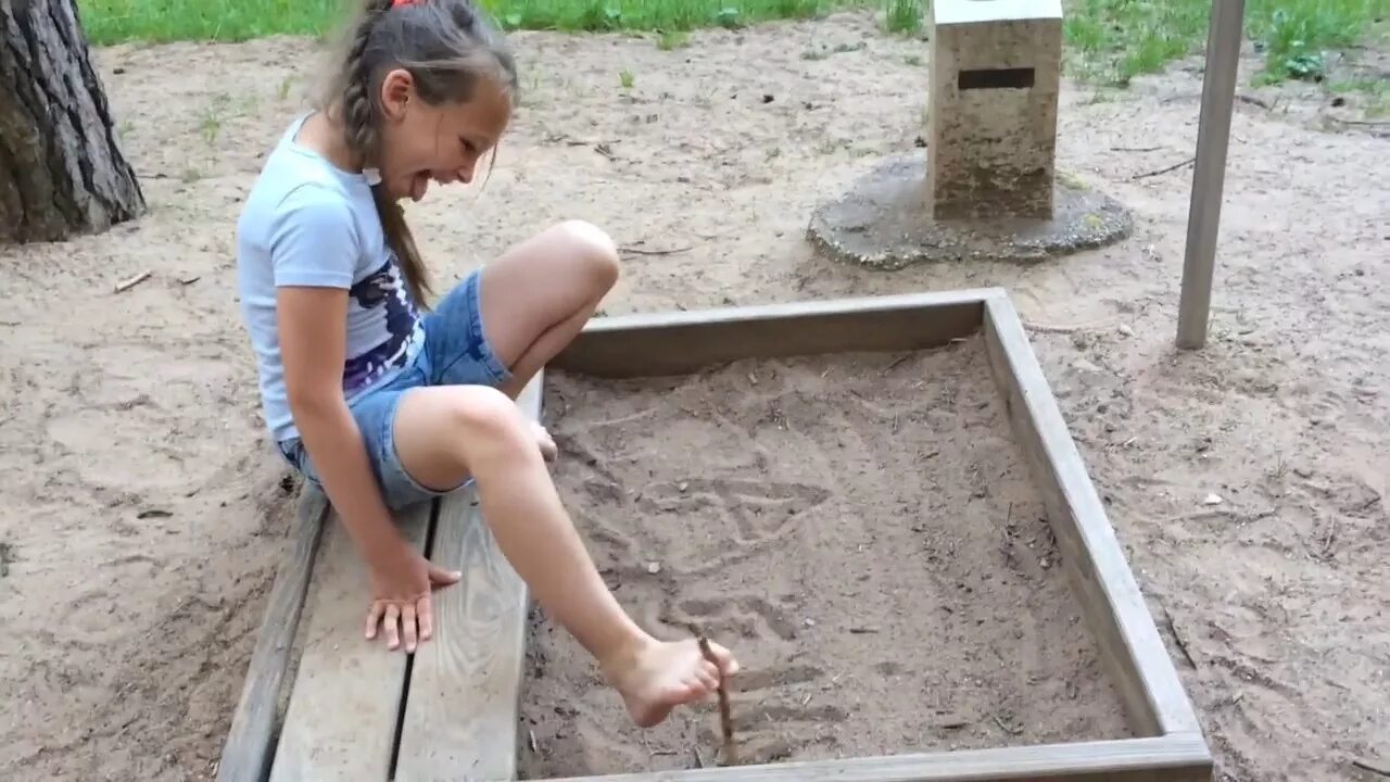 Босые девочки в школе. Подросток босиком в школе. Босая в школе. Девочка босиком в школе. Я люблю ходить босиком вконтакте