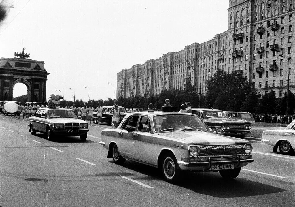 11 апреля 1980 года. ГАЗ-24 Волга Олимпийская. Кутузовский проспект СССР.