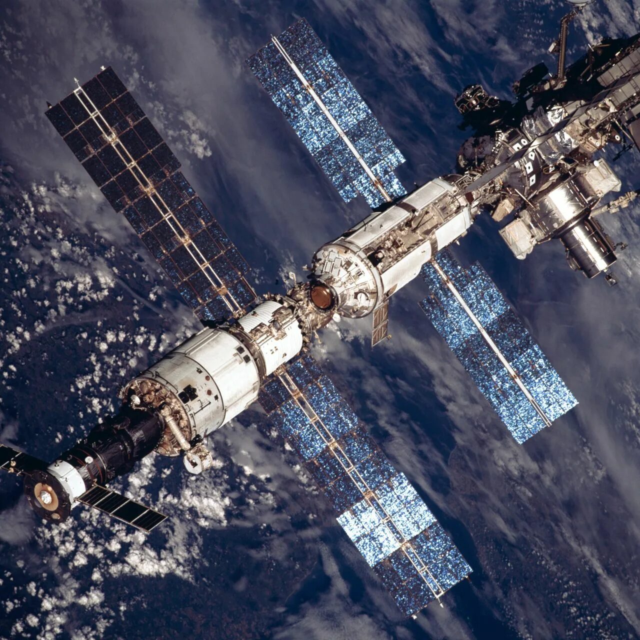 Space station. Космическая орбитальная станция МКС. Мис (Международная Космическая станция). МКС 1990. Международная Космическая станция ISS.