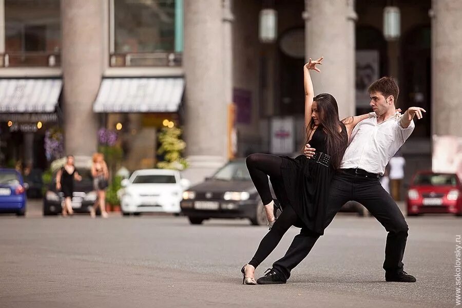 Где мужчина танцует. Танцы на улице. Люди танцуют. Танцоры на улице. Пара танцует на улице.