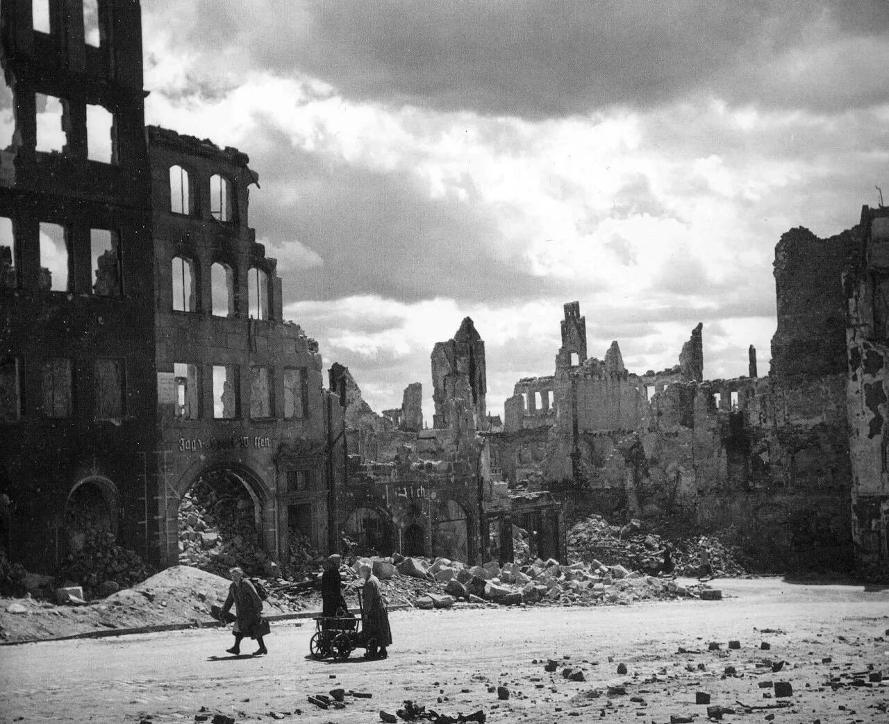 Немецкие города времен великой отечественной. Нюрнберг 1945. Руины Германии 1945.