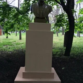 Памятник павловой