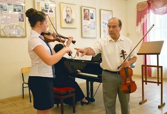 Класс скрипки в музыкальной школе. Уроки скрипки. Музыкальная школа урок скрипки. ДШИ Голубкиной скрипачи. Музыкальный класс по скрипке