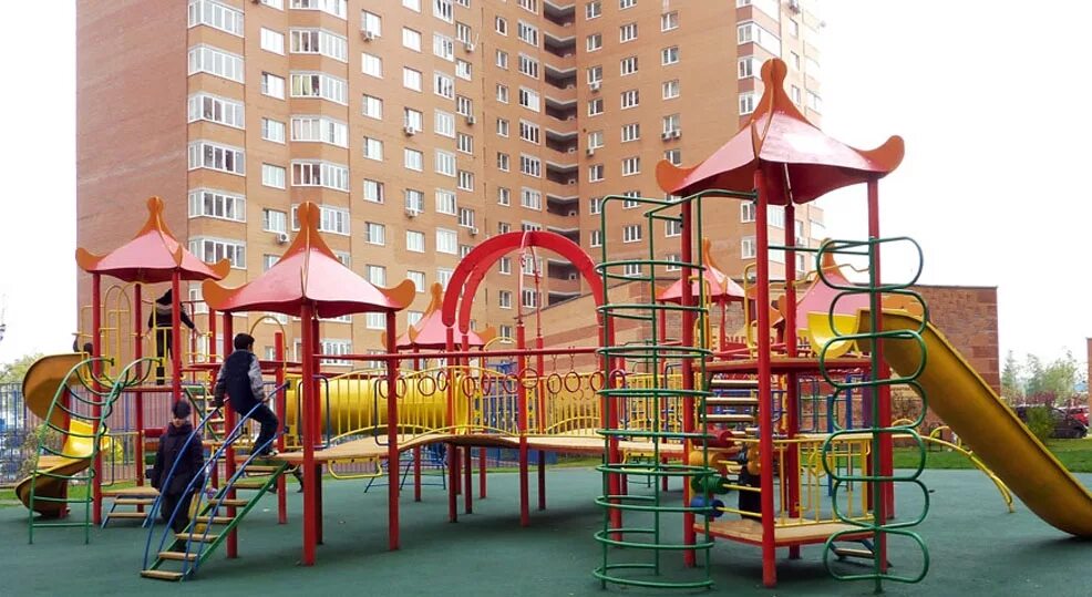 Детские дворовые площадки. Новокузнецк. Благоустройство дворов щукино 2024. Двор с детской площадкой. Благоустройство детской площадки.