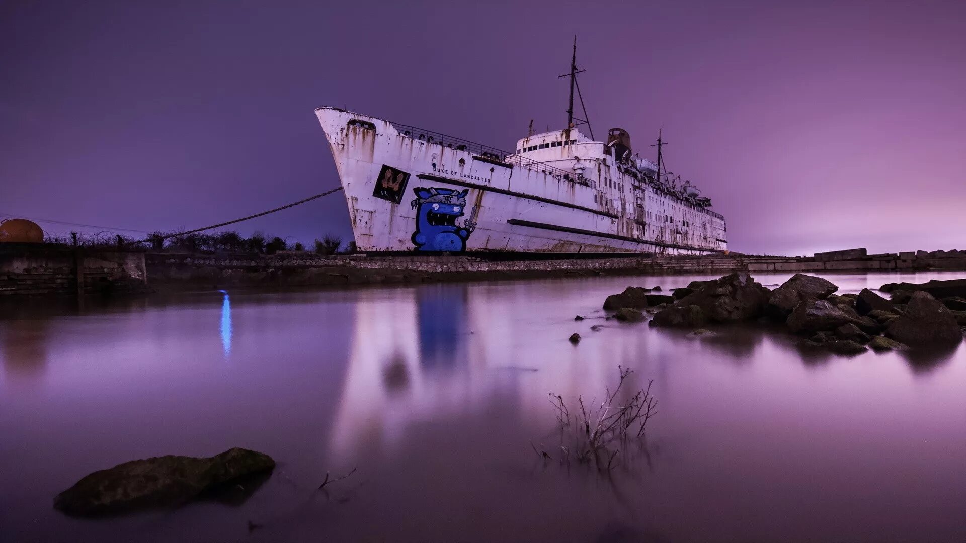 Пароход скалы. Duke of Lancaster корабль. Заброшенные корабли. Корабль на рабочий стол.