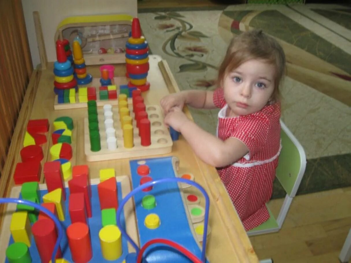 Сенсорное развитие детей 1 года. Игрушки для сенсорного развития. Сенсорика для детей раннего возраста. Игрушки для раннего возраста в детском саду. Сенсорные игрушки для детей раннего возраста.