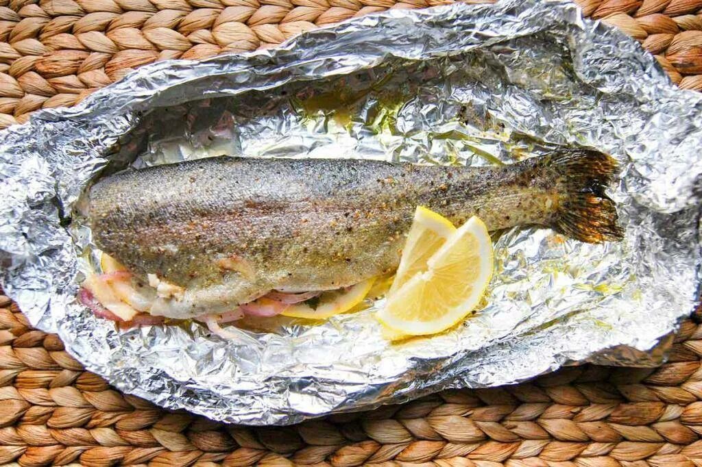 При какой температуре и сколько запекать форель. Голец радужная форель. голец хк. рыба голец и форель. голец вяленый.