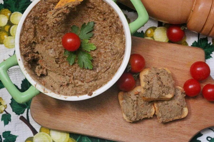 Рецепт вкусного паштета из печени. Паштет из говяжьей печени. Паштет печеночный домашний. Домашний паштет из говяжьей печени. Паштет из печени говядины.