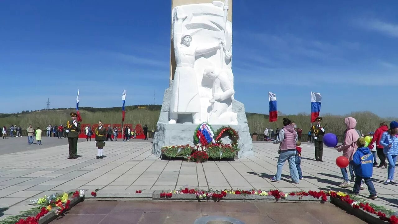 Годовщина кемерово. Мемориал славы Кемерово. Вечный огонь Кемерово. Памятник Победы в Кемерово. Мемориал славы воинов-кузбассовцев.