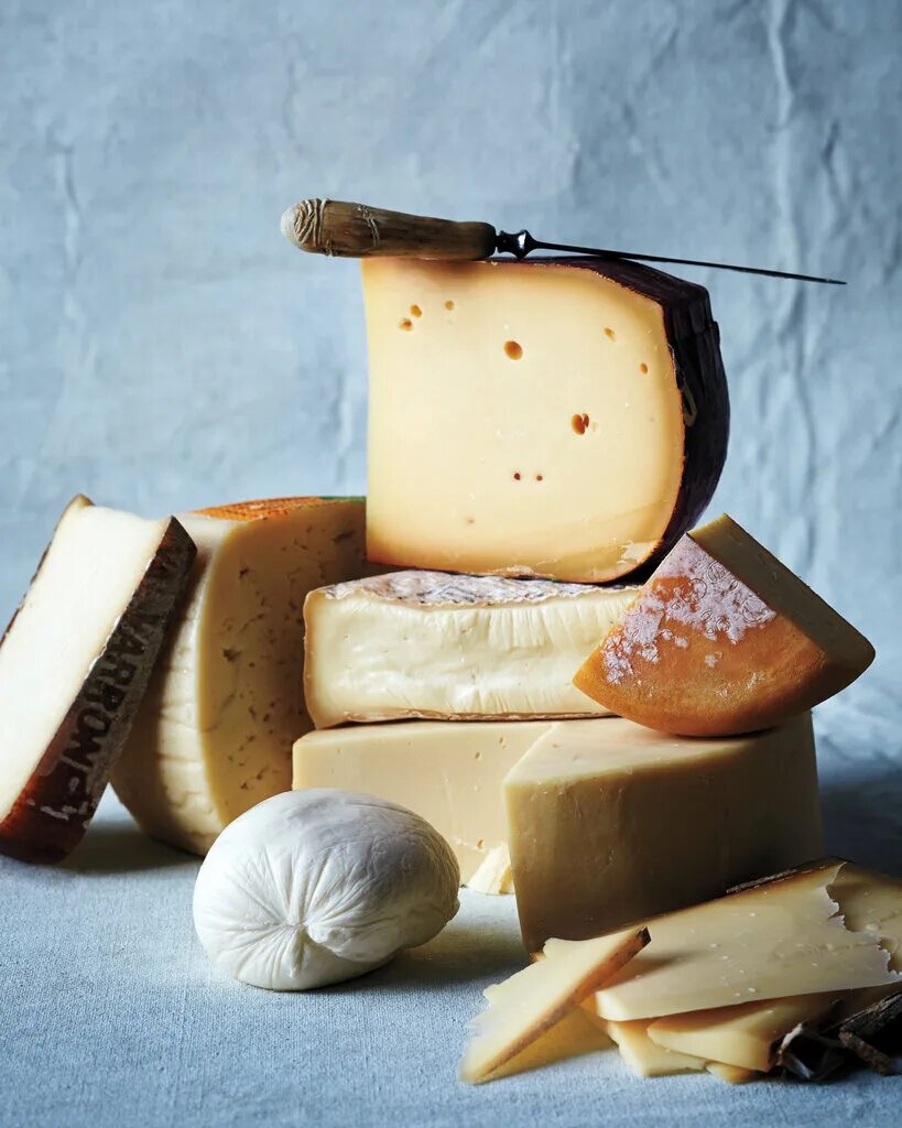 сыры на белом фоне. эстетика сыра. фон еда. сыр на белом фоне. красивый сыр.