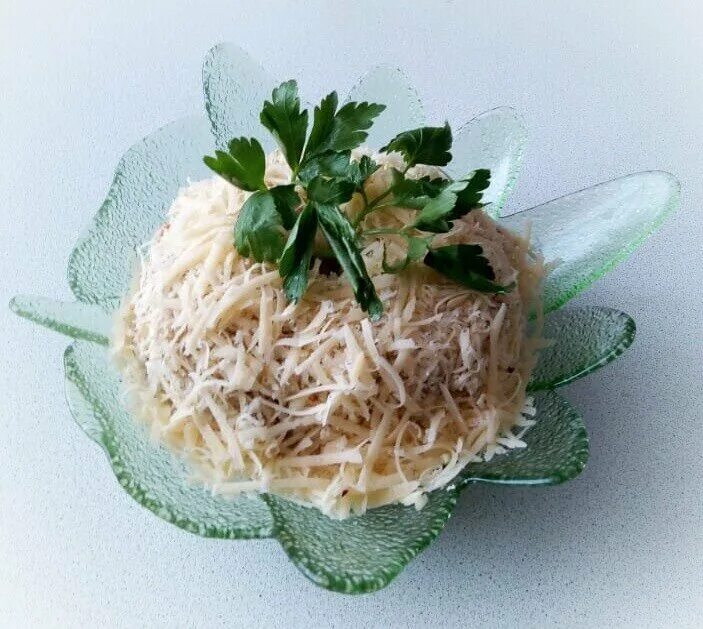 Растрепанный салат с курицей. Салат лохматый рецепт. Салат лохматый с копченой колбасой. Салат лохматый рецепт. Салат лохматый рецепт.