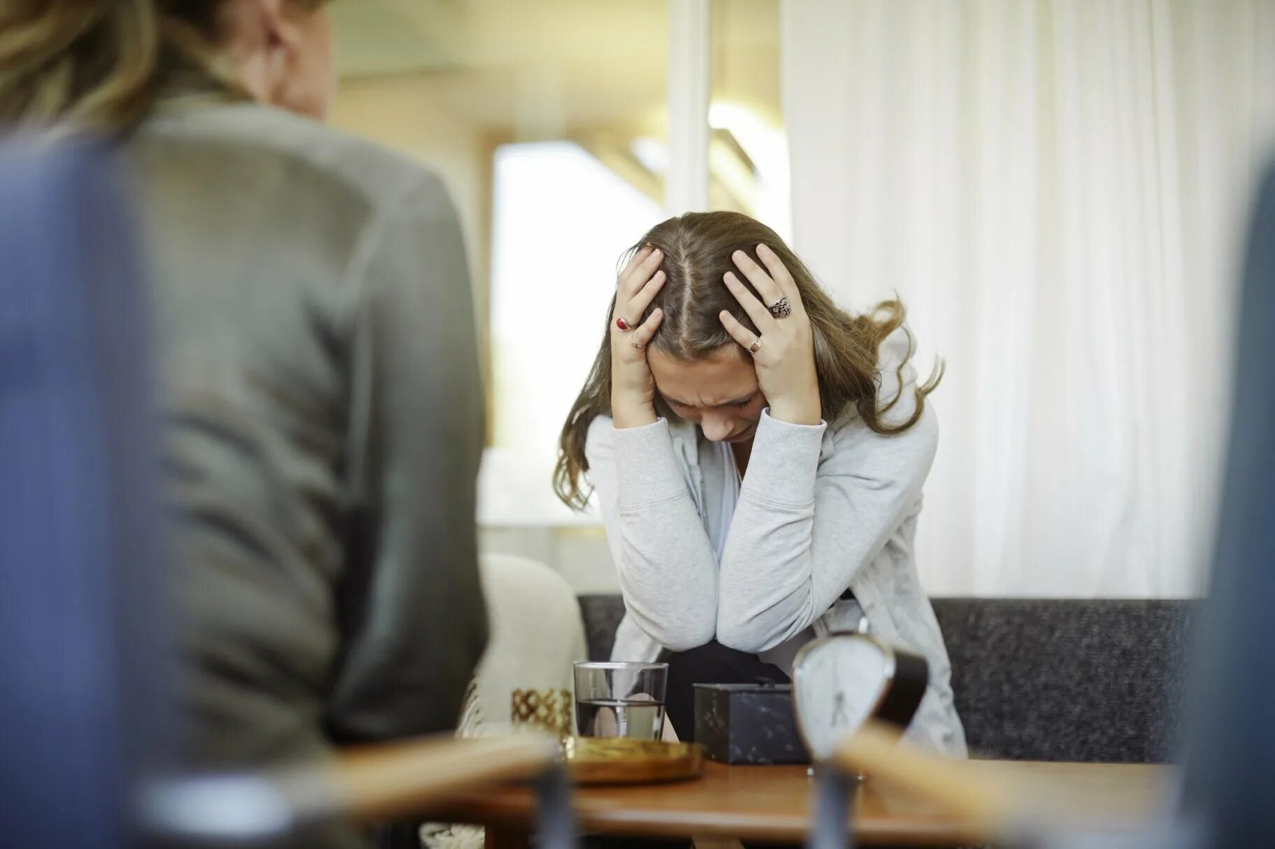 Человек в стрессе. Психолог в растерянности. Женщина в трудной ситуации. Депрессия работа психолога. Депрессия на работе.