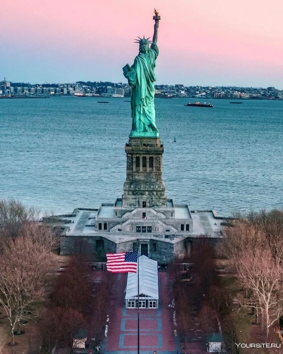 Страна где статуя свободы. Нью Йорк с атуя свободы. США Нью-Йорк статуя свободы. Статуя свободы (Statue of Liberty).. Смотровая площадка статуи свободы США.