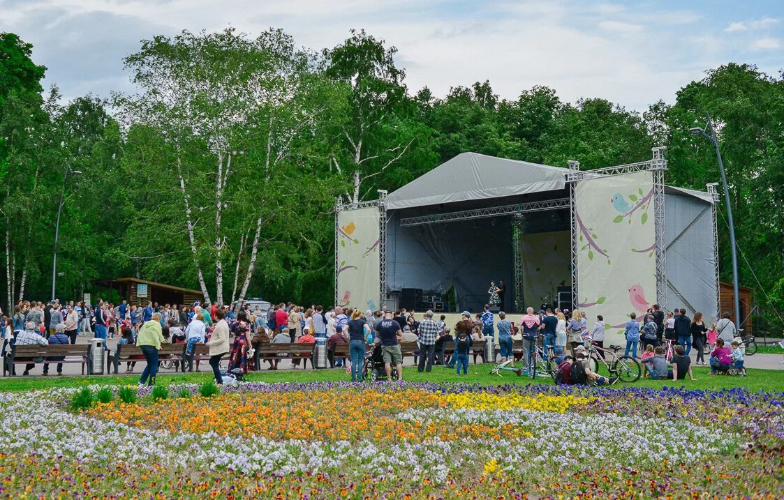 Парк кузьминки сайт. Парк Кузьминки. Парк Кузьминки Люблино сцена. Парк Кузьминки Главная сцена. Кузьминский парк Кузьминки.