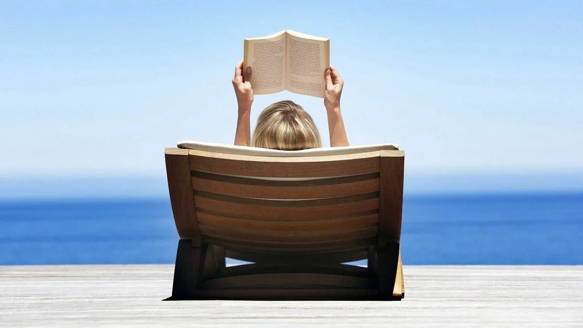 Relax back. Девушка на шезлонге. День блондинки с книгой. Отдых с книгой. Девушка отдыхает на шезлонге.