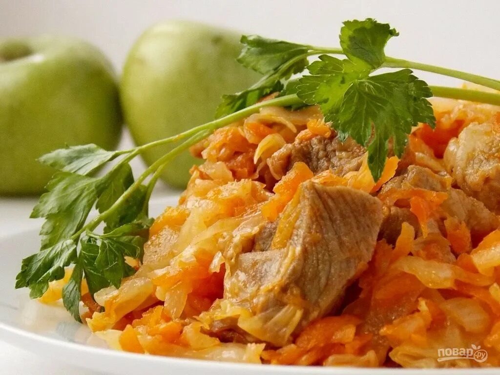 Тушеная капуста с яблоками и мясом (курицей, уткой, колбасой, сосисками) - Кулин
