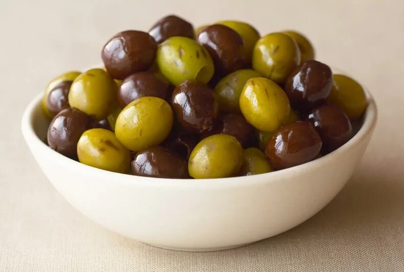 Маслины польза и вред для организма консервированные. Оливки. Оливки и маслины. Оливки консервированные. Оливки Португалия.