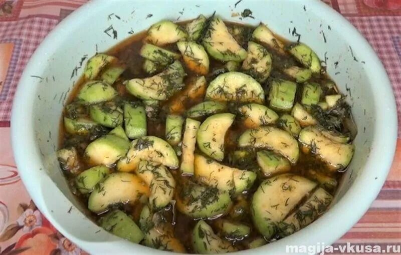 Кабачки маринованные на зиму как грибы хрустящие. Кабачки под грибы на зиму. цукини с грибами. кабачки с грибами на зиму. кабачки как грибы на зиму вкусный.