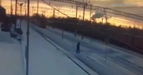 Видео где под поезда