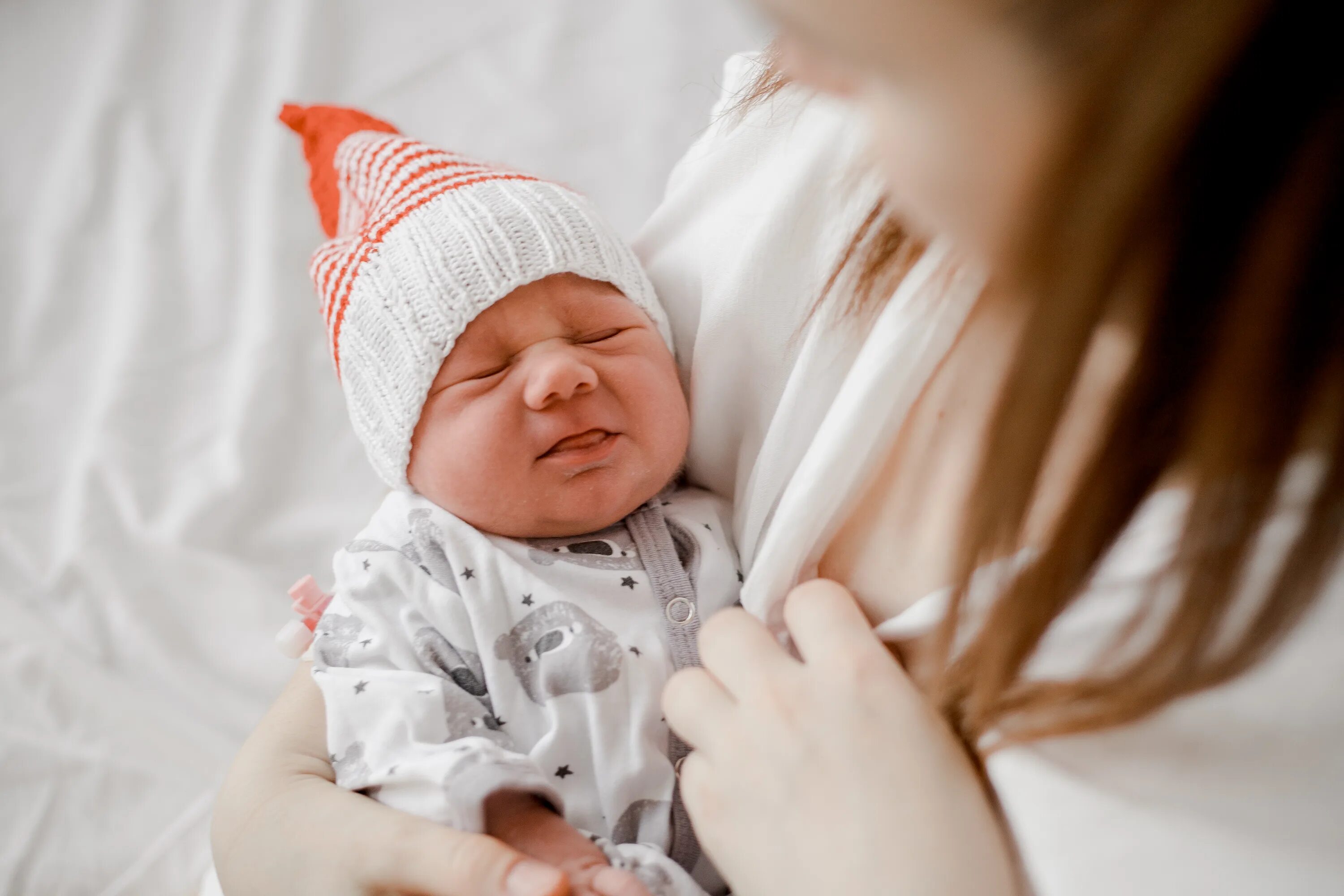 Дети друзья обнимаются. Дети в саду. Пацаны мальчишки на переменке ребята. Ребятишками 3. Радостные дети.