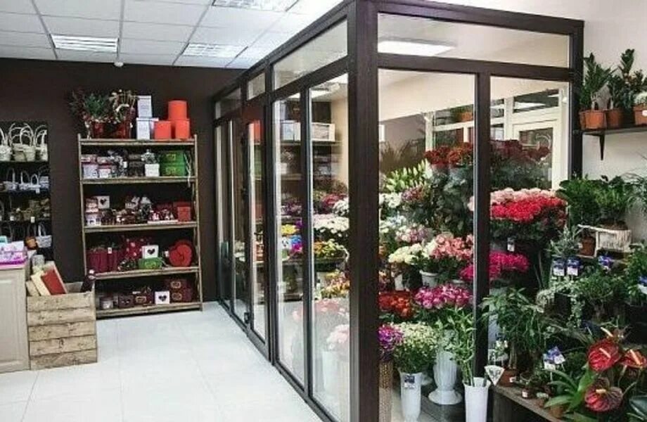 Интерьер цветочного магазина. Стильный цветочный магазин. Цветочный салон. Помещение для цветов.