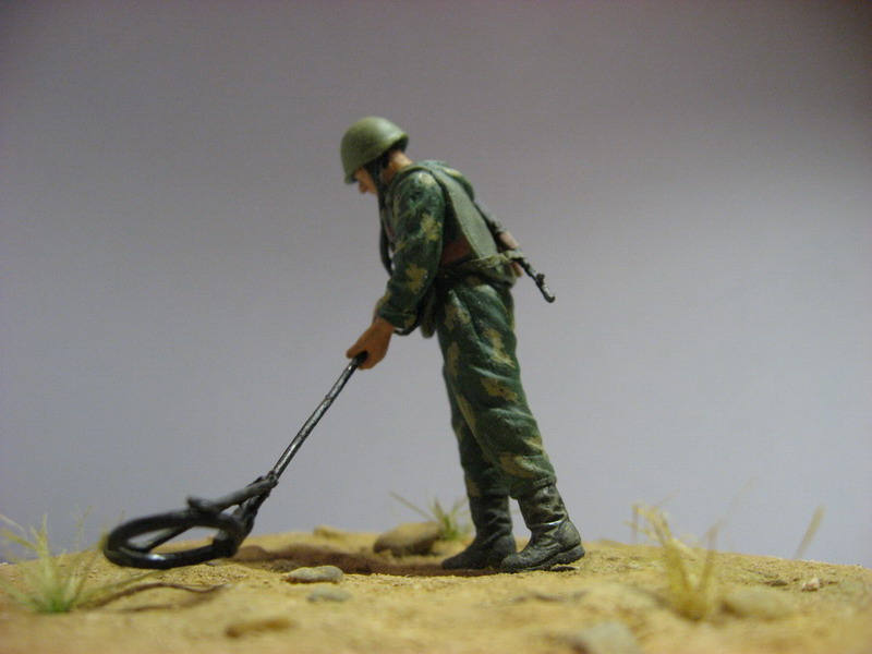 Сапер с миноискателем. Сапёр профессия для детей. Солдат сапер. Военные профессии. Стихи про военные профессии для детей.