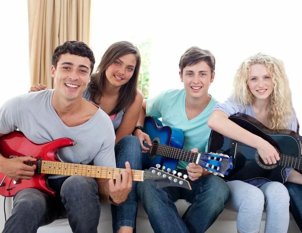 Молодежь с гитарой. Современные музыканты. Современная молодежь. Музыкальная группа подростков. Группы современной молодежи