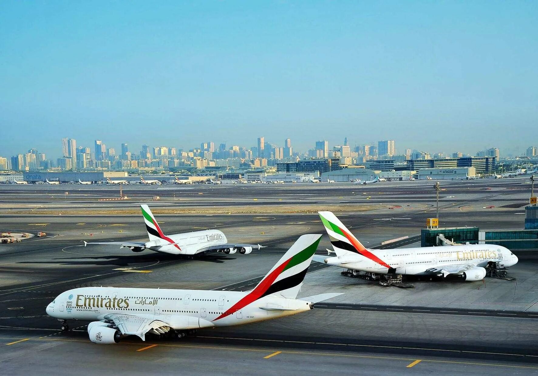Оаэ перелет время. Аэропорт дубай эмирейтс. оаэ эмиратес самолет. dubai самолет aeroport. airbus a380 emirates маршрут.