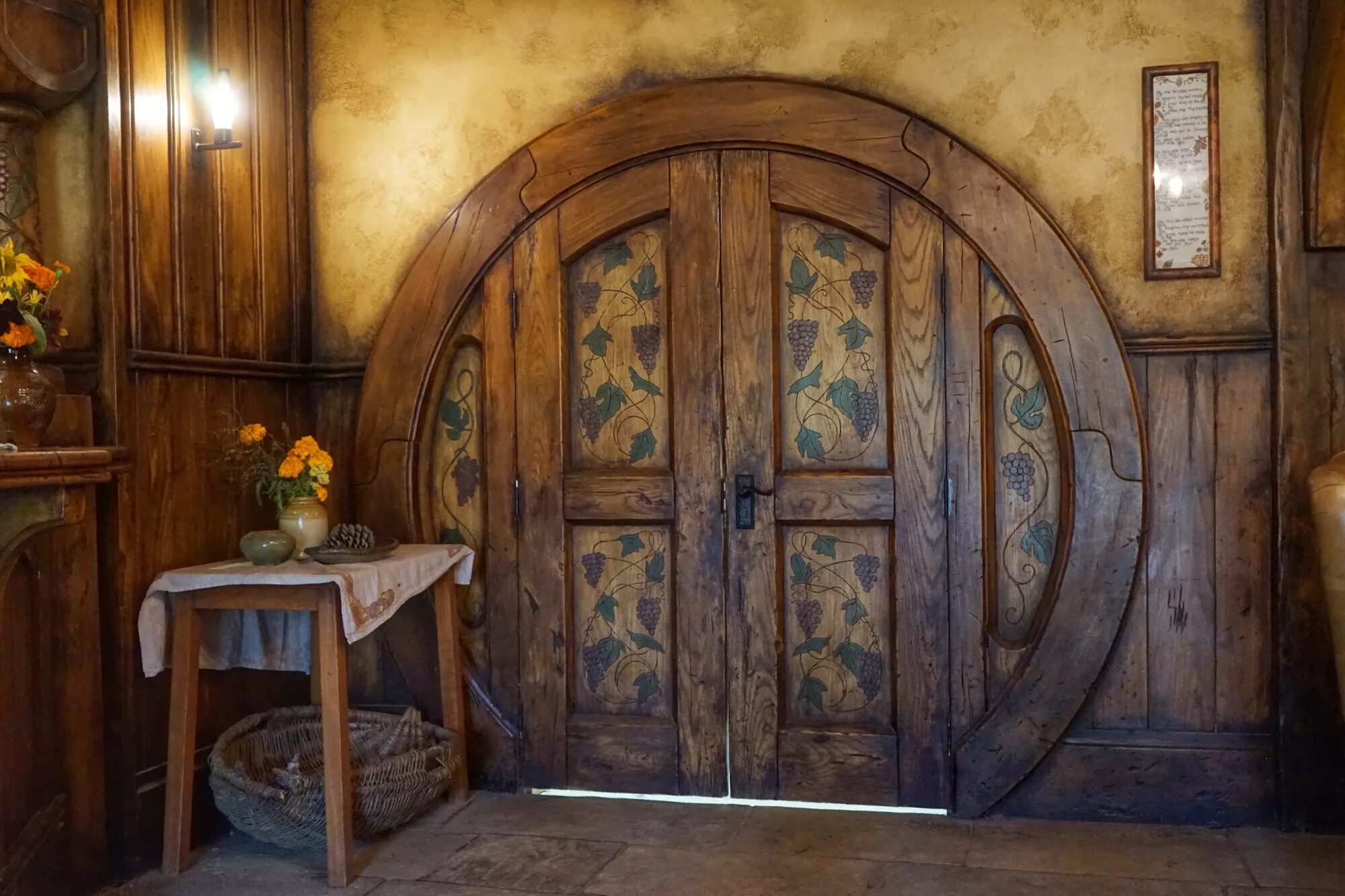 Круглая дверь купить. Интерьер в стиле хоббитов. Старинная дверь. Круглая дверь. Сказочная деревянная дверь.