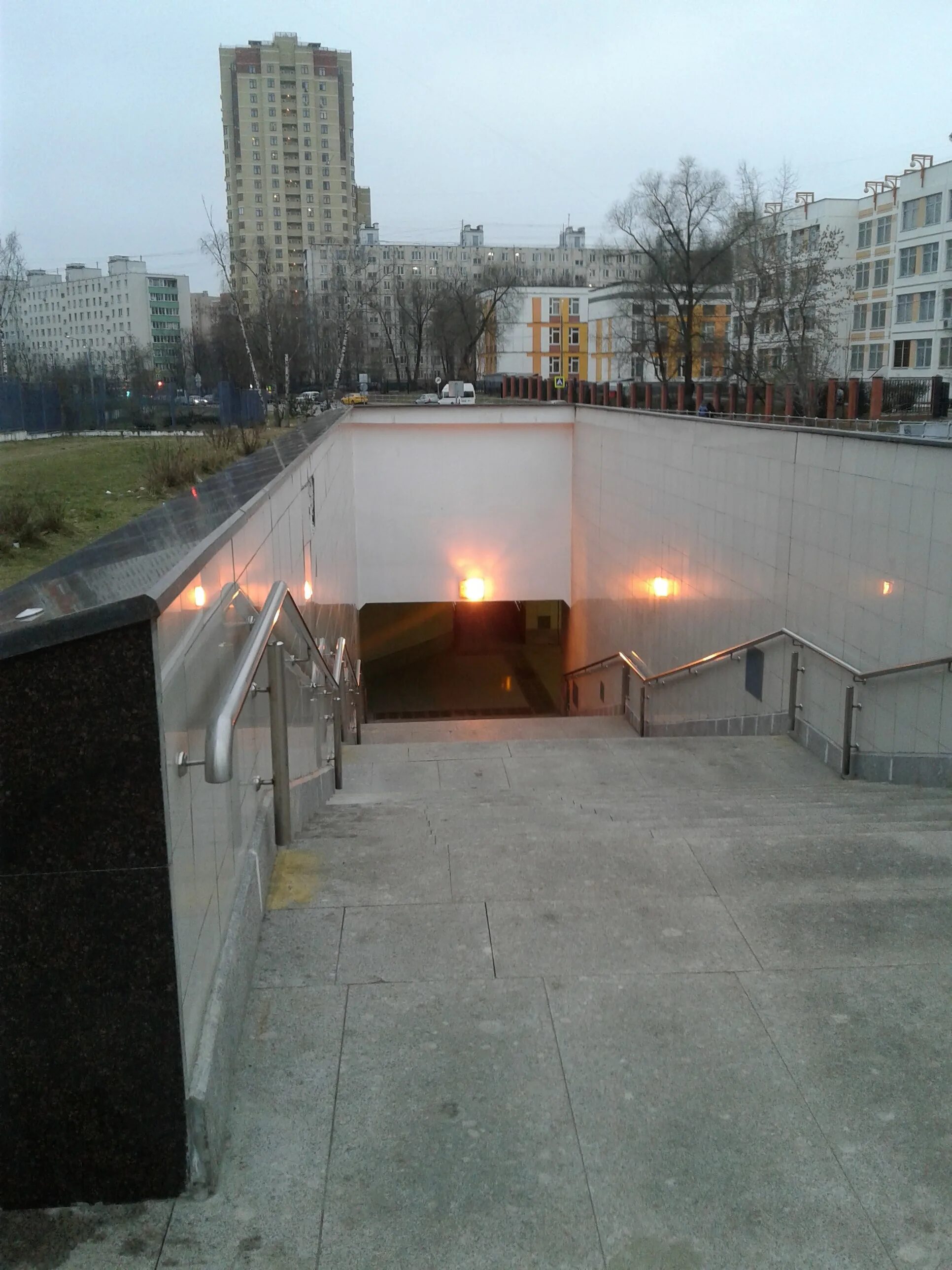 Переходы в москве. Каменноостровский пешеходный тоннель. Ограждения перед подземнымным переходом в москве. Подземный переход москва. Подземный переход москва.