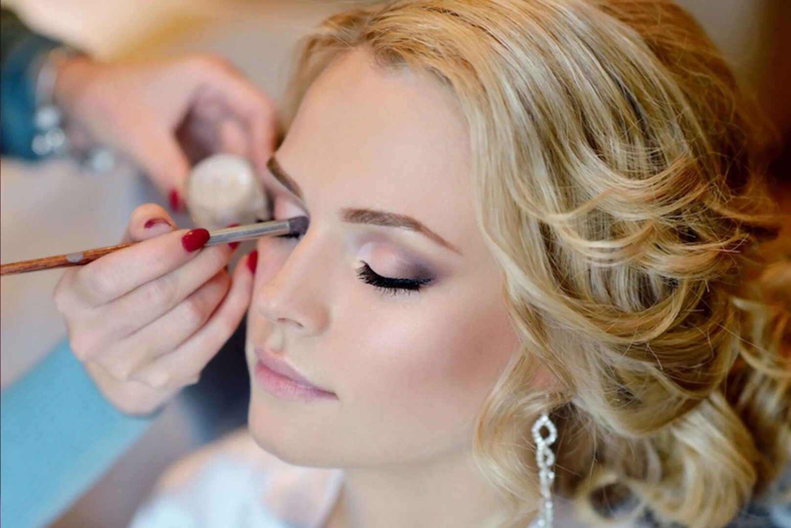 Make up service. Визажисты. визажист в полный рост. make up сервис. введение картинка визажист.