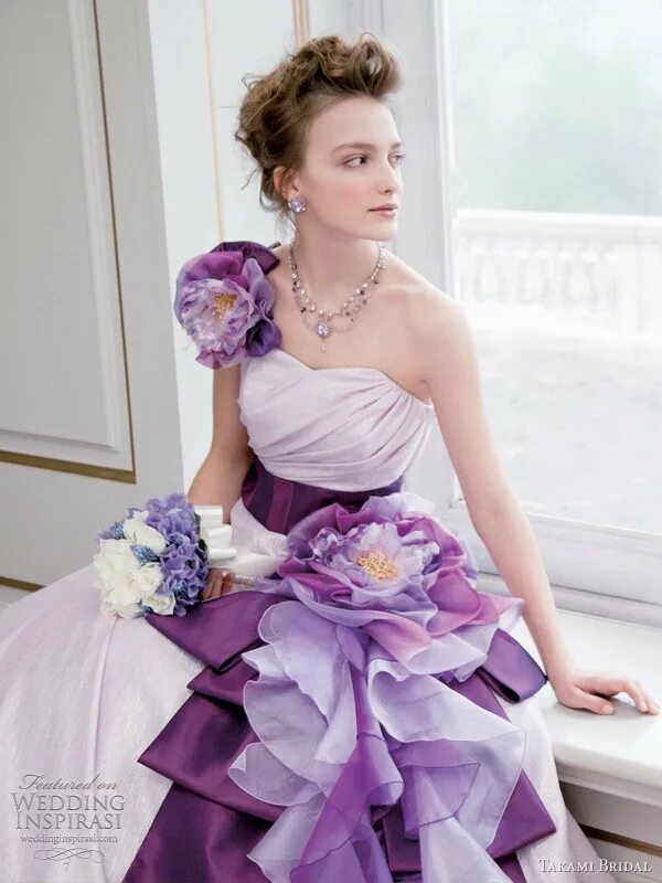 Белое фиолетовое платье. Свадебные платья сиреневого цвета. Фиолетовое свадебное платье. Невеста в сиреневом платье. Свадебное платье лавандового цвета.