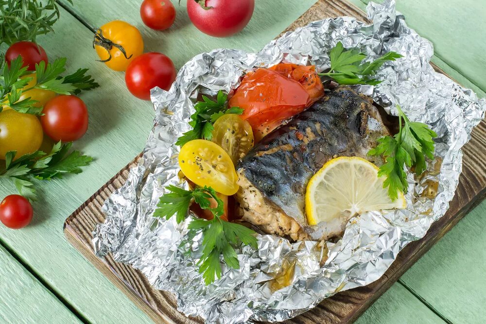Как запечь скумбрию в фольге. Скумбрия в духовке с овощами с овощами. судак в фольге на мангале. скумбрия запеченная с овощами. скумбрия запеченная в духовке в фольге с овощами.