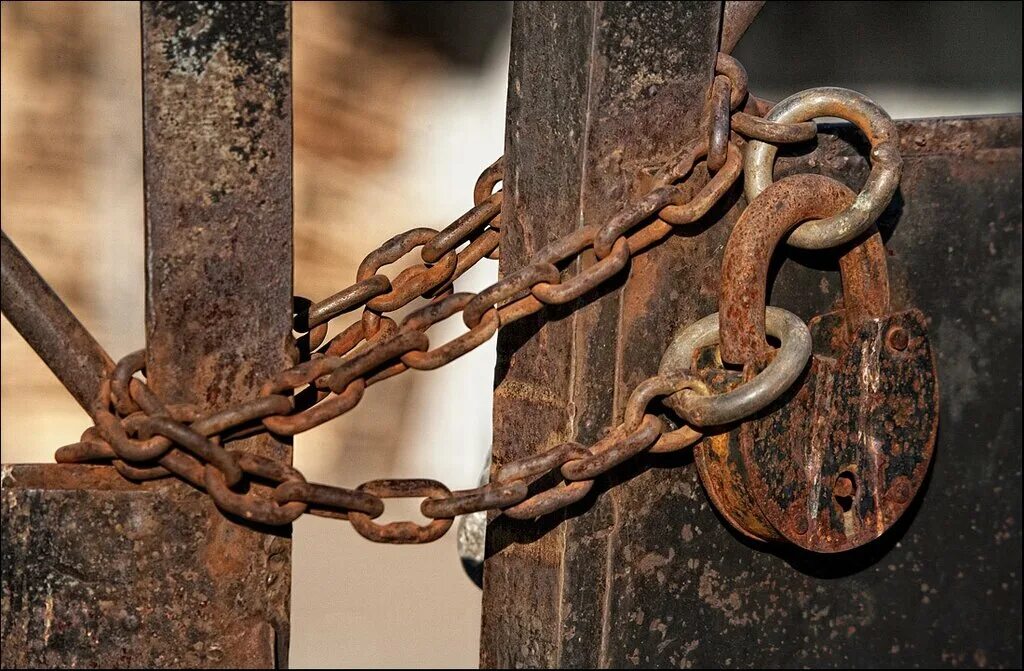 Замок навесной старинный. Ключ цепной трубный. Замочек для цепочки. Зажим с цепочкой. Красивый старинный ключ.