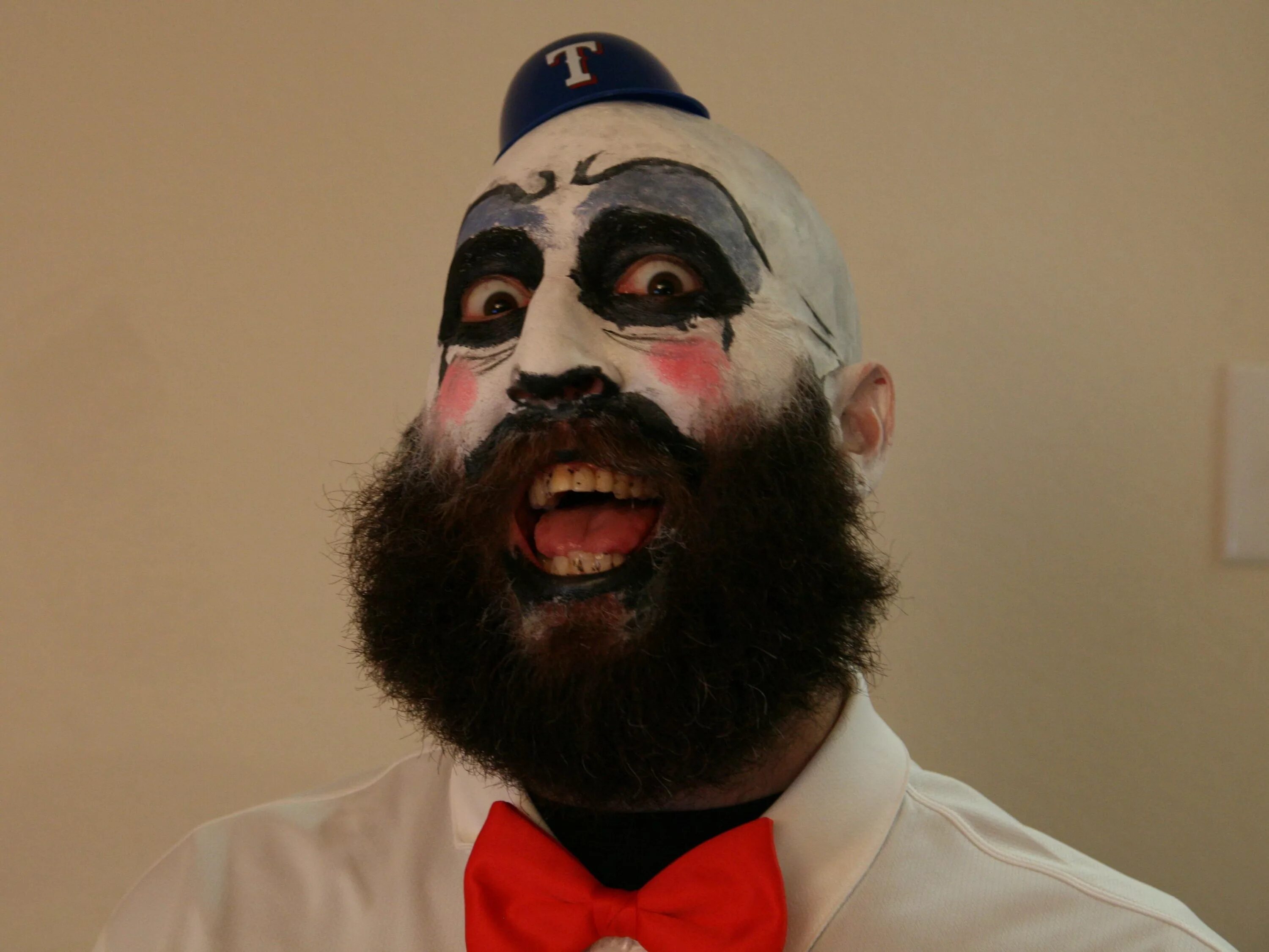 Мужик клоун. Страшный бородатый мужик. Макияж на Хэллоуин для бородатых. Страшная борода.