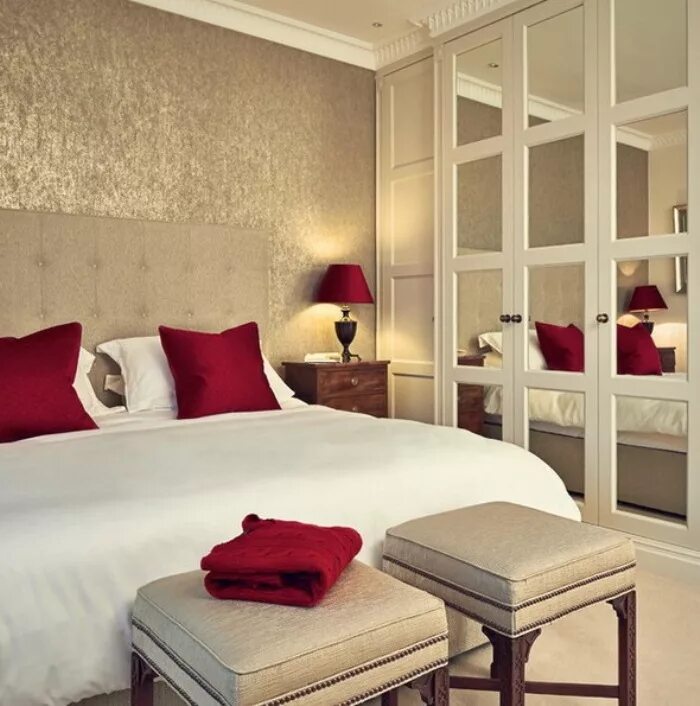 Визуальное увеличение комнаты. Какой цвет расширяет. Какой цвет расширяет. Иллюзия увеличения пространства в комнате. Гостиная комната.