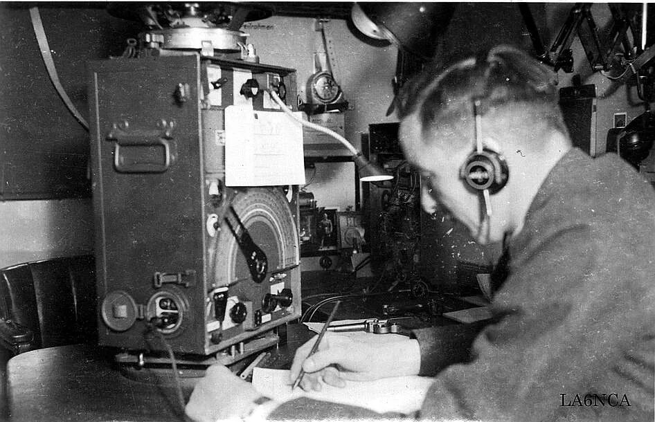 Пульт управления радиста радиостанции Дюна-1а. Радист вермахта 1941. Радист второй мировой войны. Полевой коммутатор вермахта. Сигнал радиста